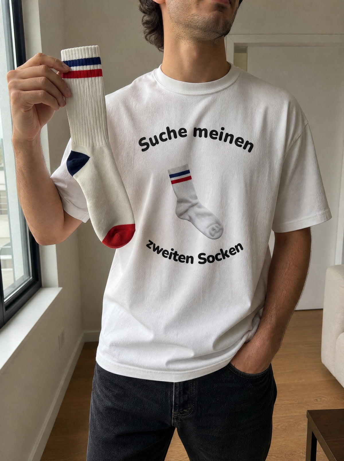 Suche meinen zweiten Socken T-Shirt getragen
