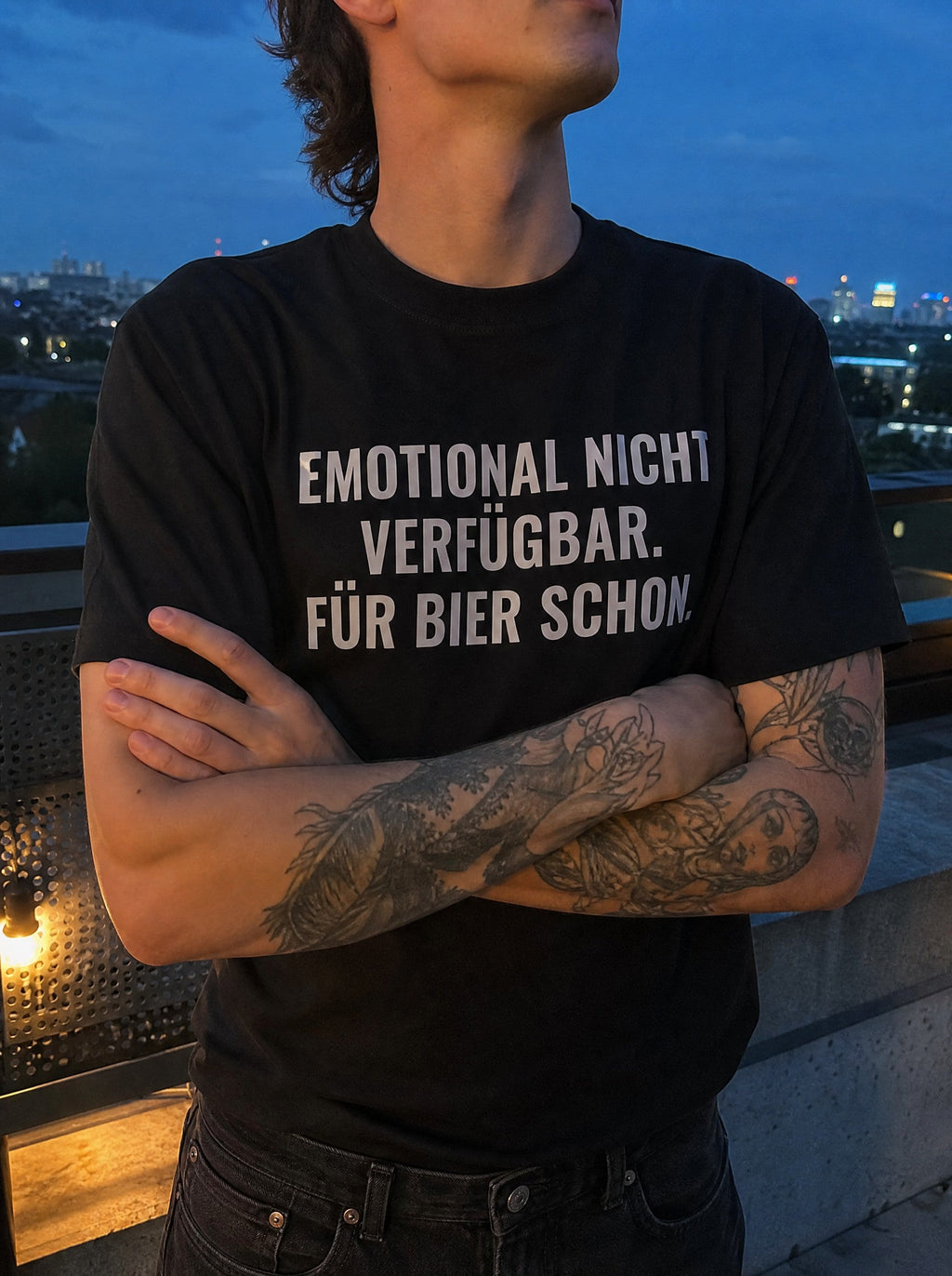 Emotional nicht verfügbar T-Shirt getragen